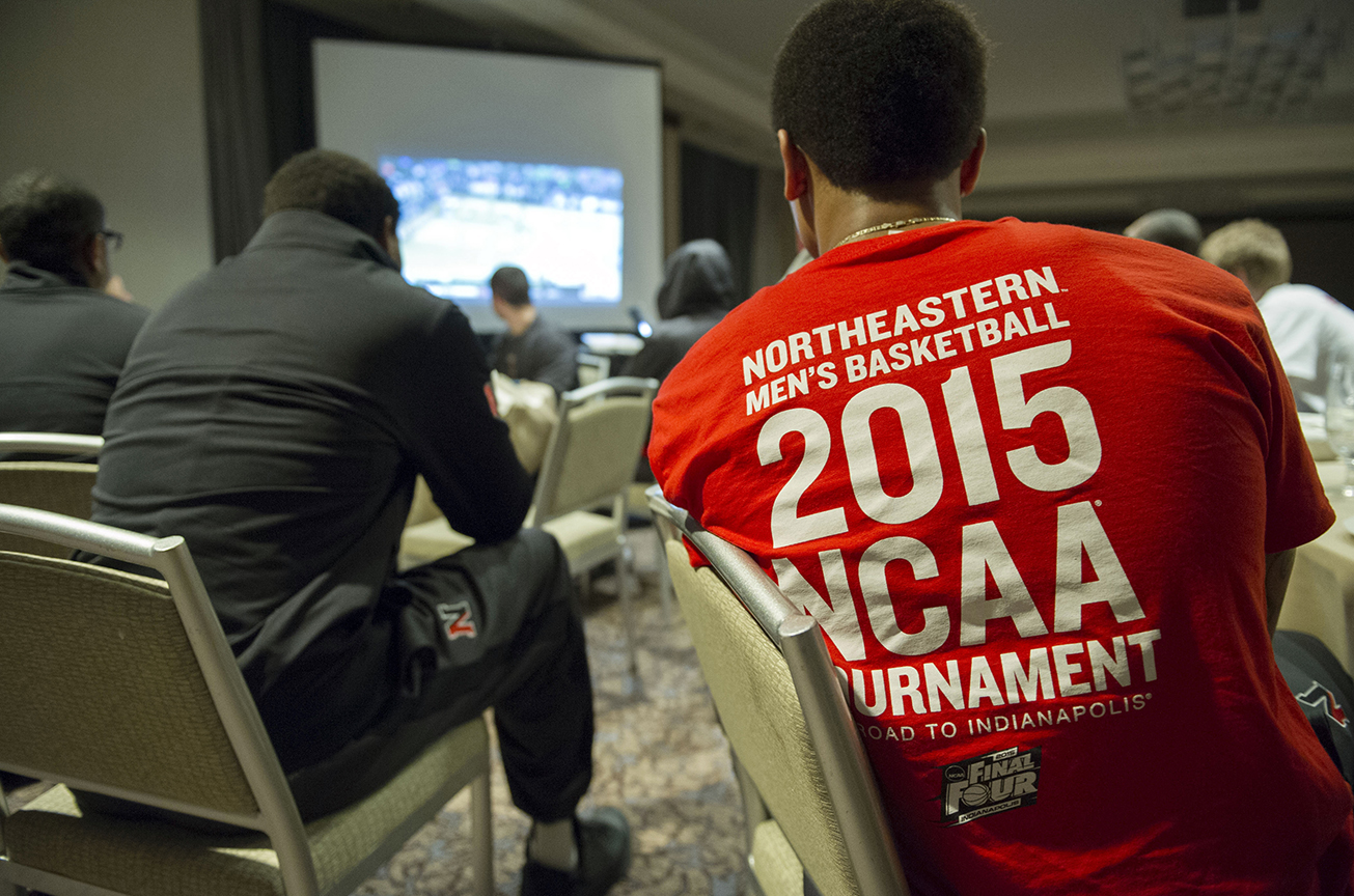 huskies-watch-game-film-at-the-team-hotel-tuesday-night