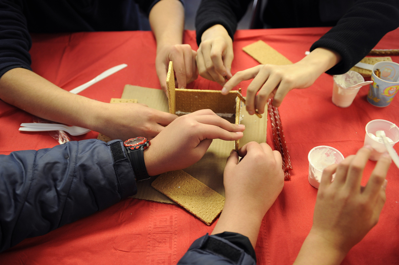 whittier-school-builds-gingerbread-houses