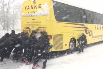 Women’s basketball team pushes bus out of snow