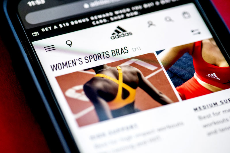 Mobilní telefon zobrazí webovou stránku sportovní podprsenky adidas