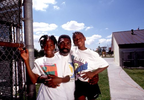 Richard Williams, center, with his daughters Venus, left, and Serena in 1991 in Compton, CA. Photo by Paul Harris/Online USA