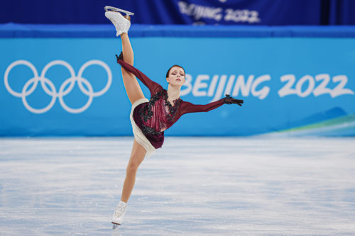 figure skater anna shcherbakova skating with one leg up in the air