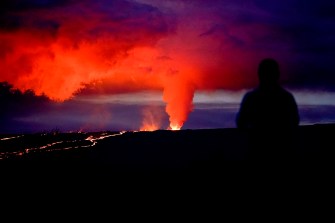 mauna loa volcano erupting at night
