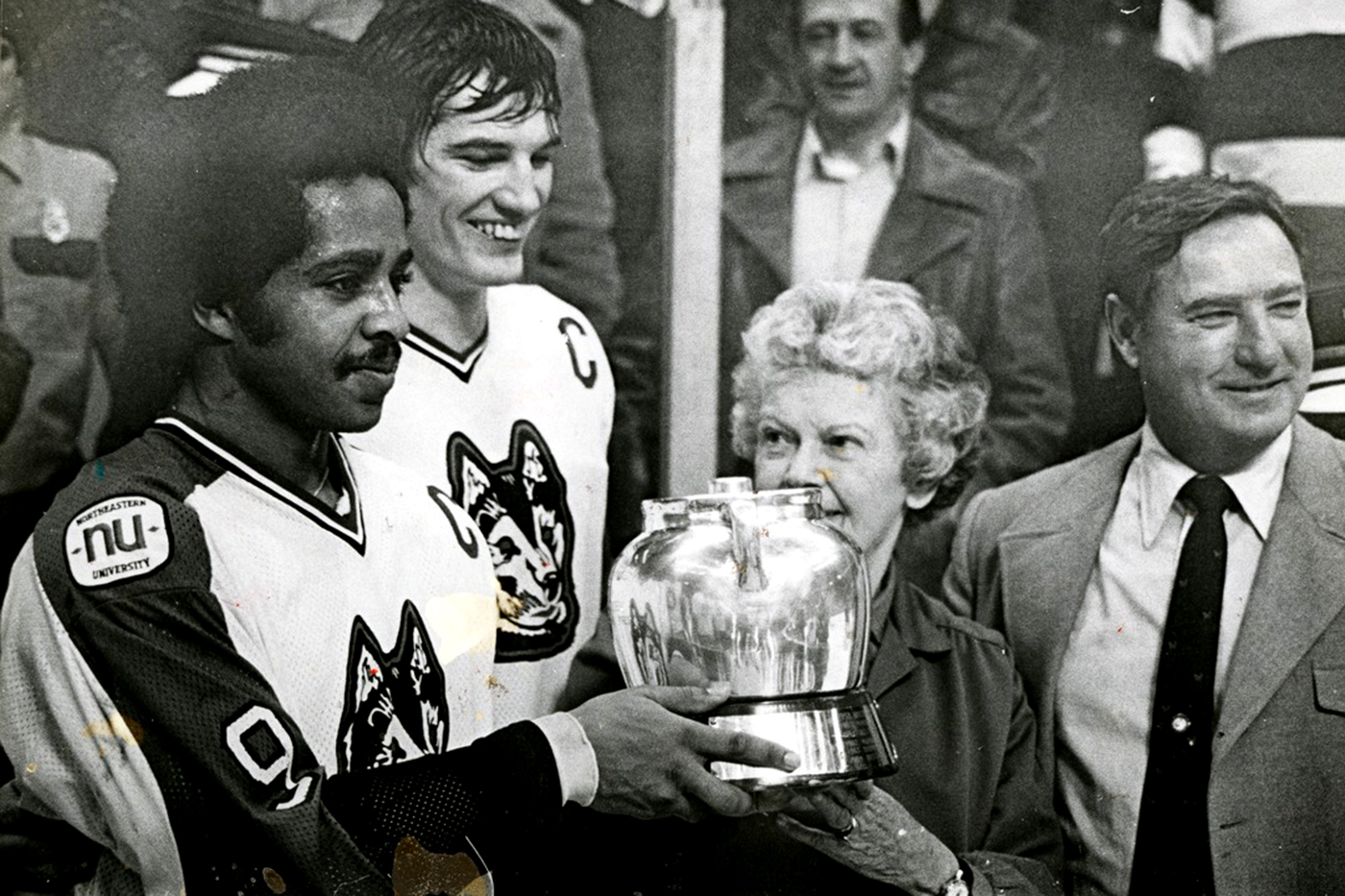 Wayne Turner receiving the Beanpot trophy in 1980
