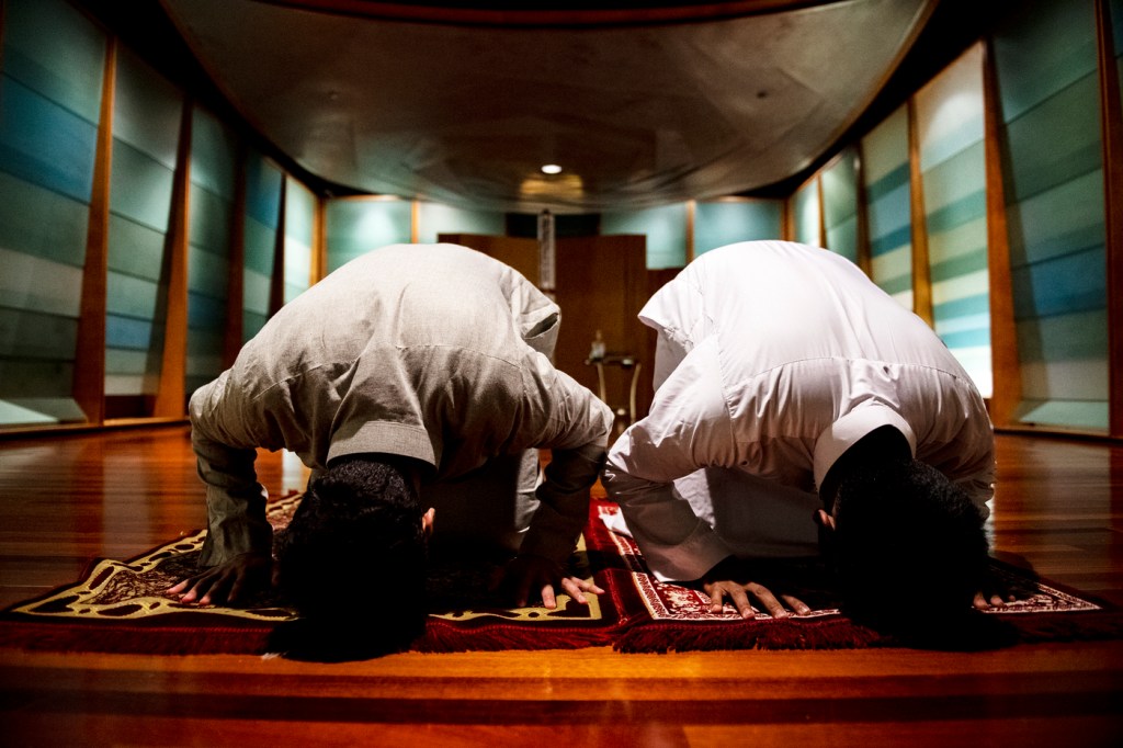 muslim students praying