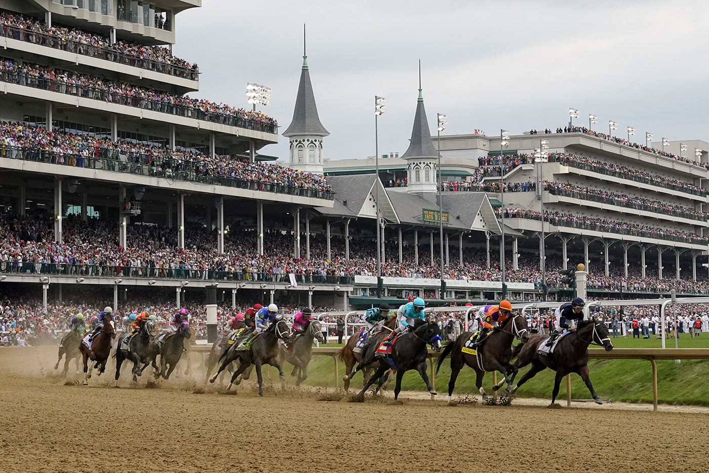 race horses coming around the first turn at the Kentucky Derby