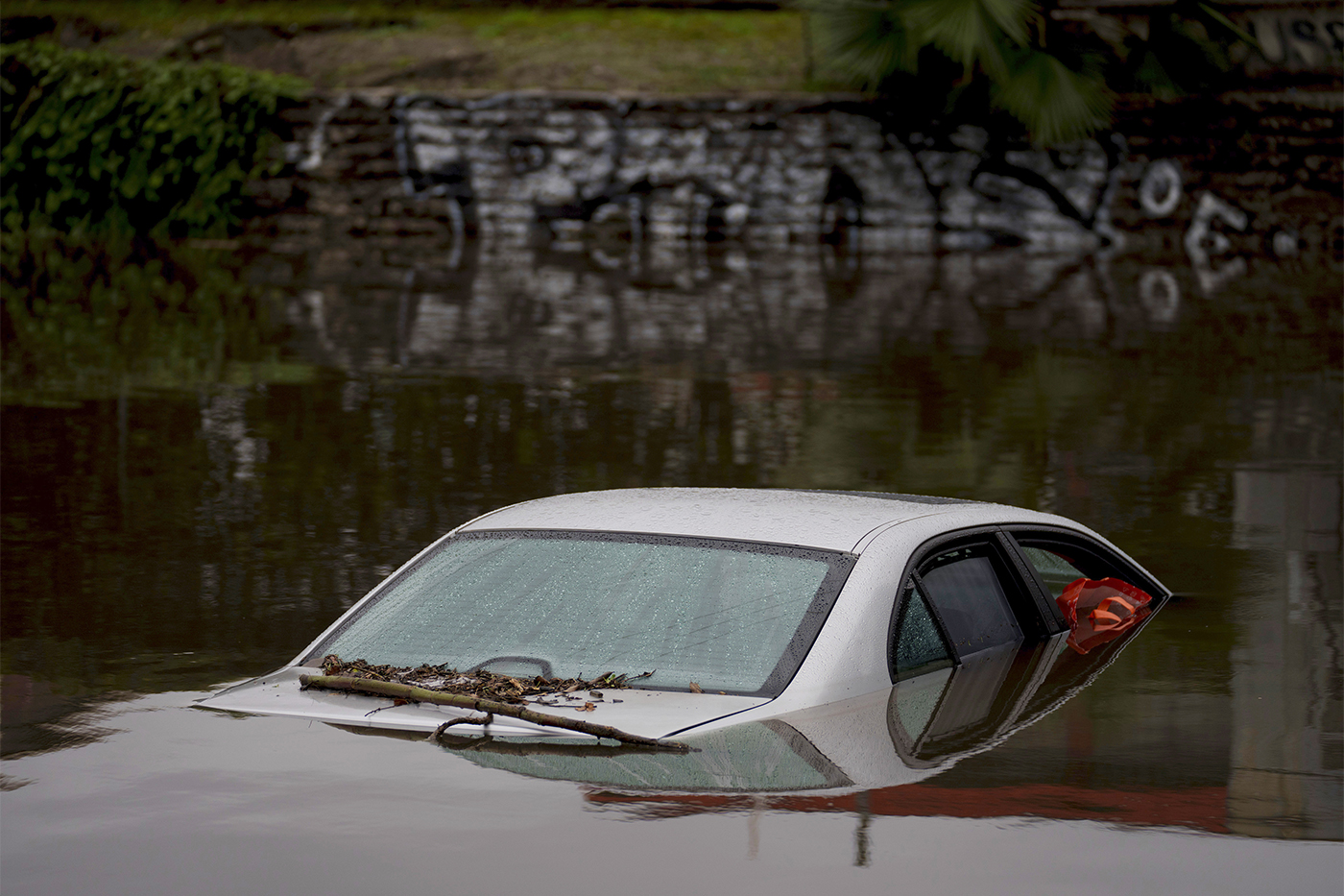 How to Escape a Car If It s Submerged in Water