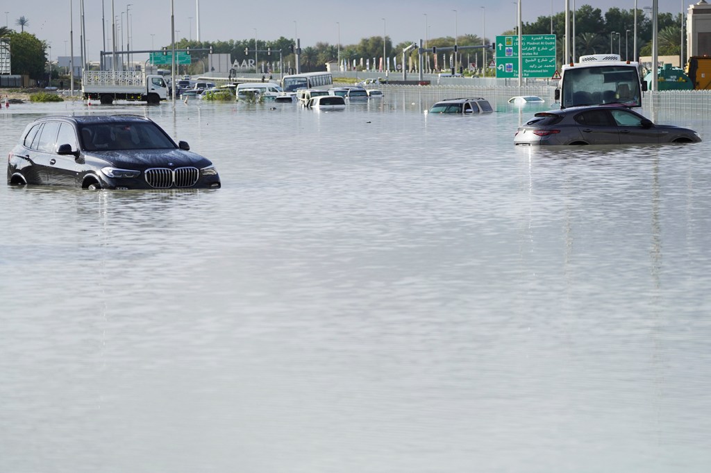 Plusieurs voitures submergées dans l'eau suite aux inondations à Dubaï.