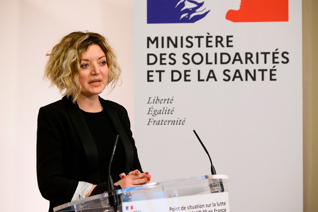 Vittoria Colizza speaking at a podium at an event.