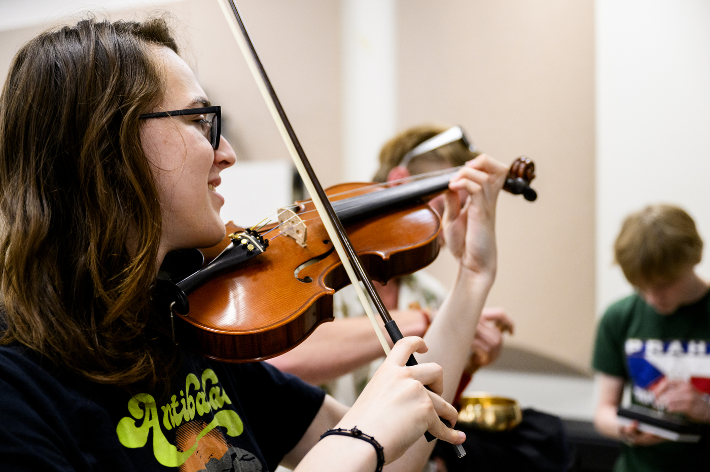 A student playing a violin.
