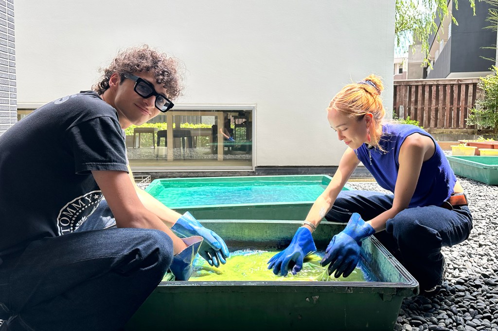 Estudiantes trabajando en artesanías tradicionales japonesas.