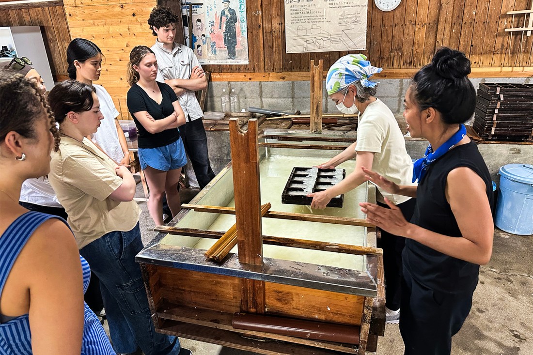 Estudiantes trabajando en artesanías tradicionales japonesas.