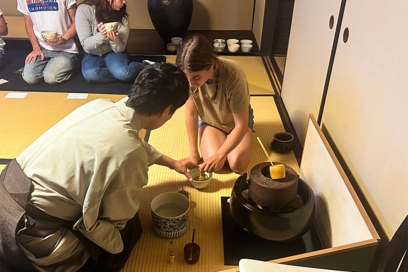 Siswa sedang mengerjakan kerajinan tradisional Jepang.