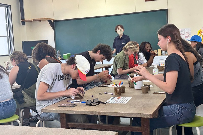 Estudiantes trabajando en artesanías tradicionales japonesas.