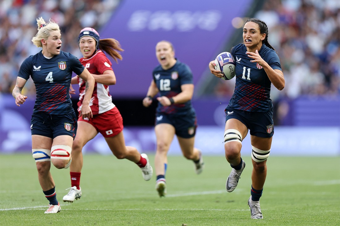 Sarah Levy running with the ball in the Olympic bronze medal rugby 7s match.