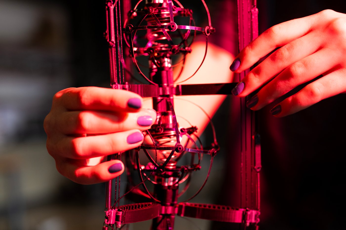 11/08/25 – BOSTON, MA. – Jakub Kowalewski, doctorant en mécatronique à Northeastern, et la stagiaire lycéenne Alyssa Ugent travaillent sur le robot SCCRUB dans le laboratoire de robotique EXP, lundi 11 août 2025.