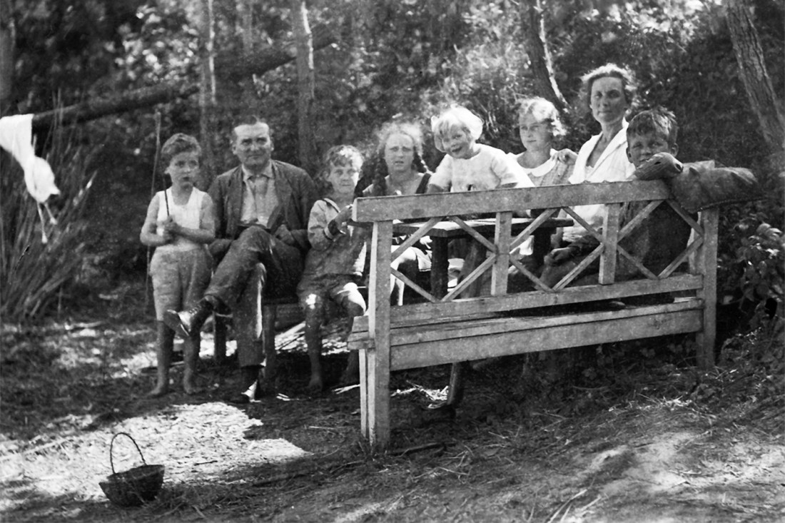 An old family photo in black and white depicting Kurt von Hammerstein-Equord and his family on a bench.