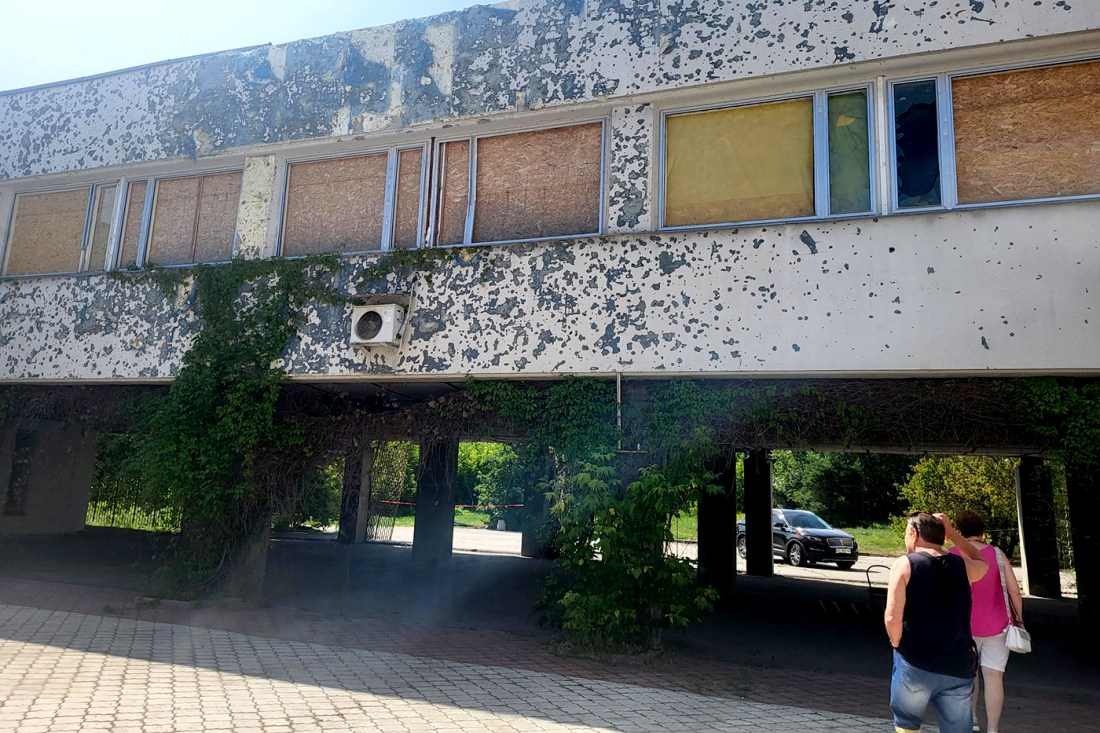 A photo of the ivy-covered exterior of a building in Ukraine.