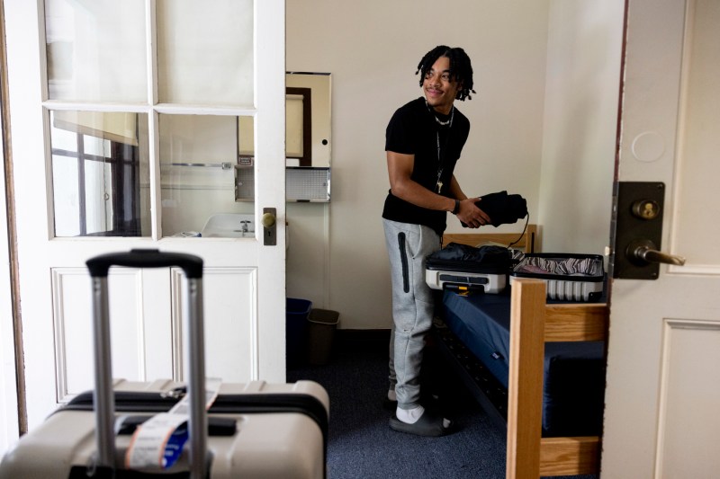 A student in Oakland moves into the residence halls.