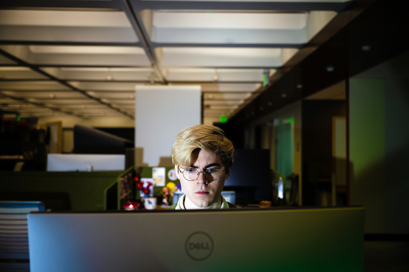 A person looks at the screen of their Dell computer monitor.