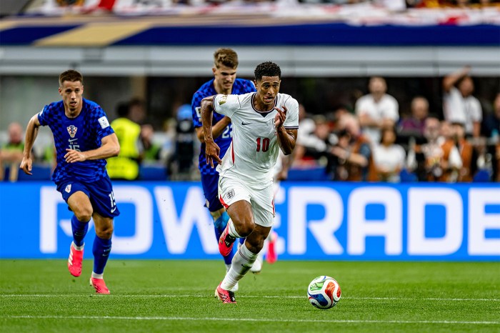 Jude Bellingham, wearing England's No. 10 shirt, runs with the ball as two Croatia defenders give chase during a 2026 World Cup match at AT&T Stadium in Dallas.