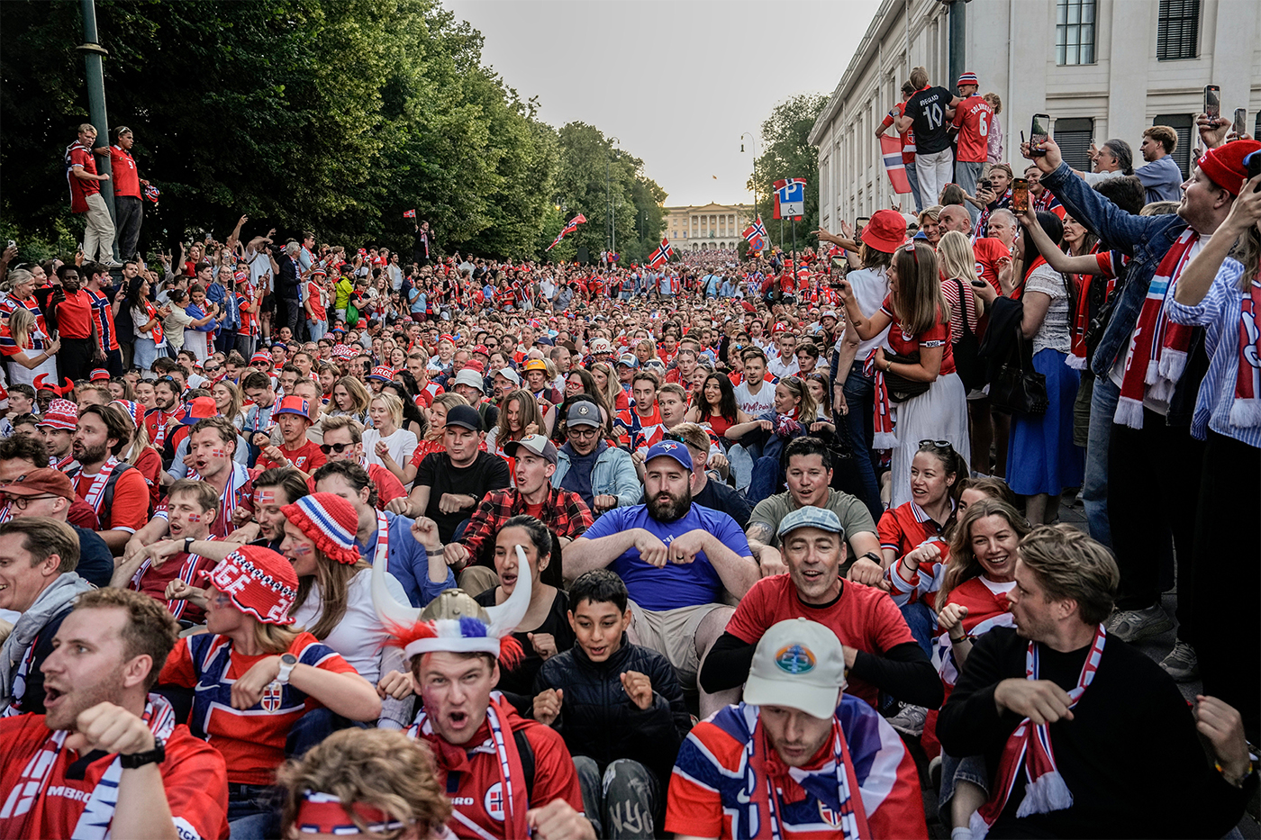 How Do World Cup Crowds Get Synchronized So Quickly?