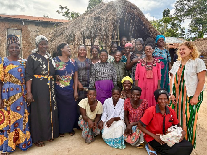 A group photo of community members and Zora Hynnek.