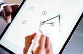Quentin Coppola's h ands holding a tablet, using the stylus in one to draw lines between numbered circles on the screen.